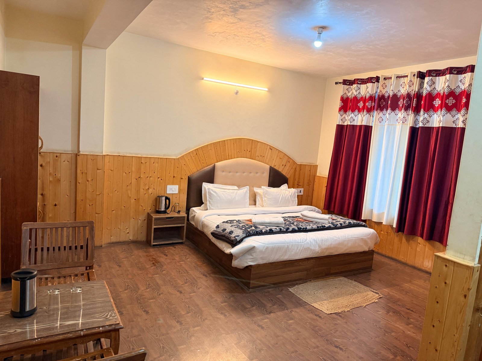 Deluxe king room at Hotel Lake Side Inn, Sissu